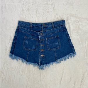 NWT Buttoned Front Pocket Patched Raw Hem Denim Skort (Size XL)